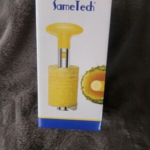 Pineapple slicer